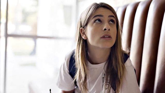 Кристен Скотт и Кендра Спейд ласкают друг друга, пока пальцы скользят по мокрой киске