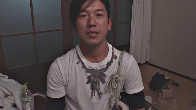 Юа Арига не сдерживает страсть и сосет по-взрослому, потом её трахает отчаянный парень с вибратором в руке.