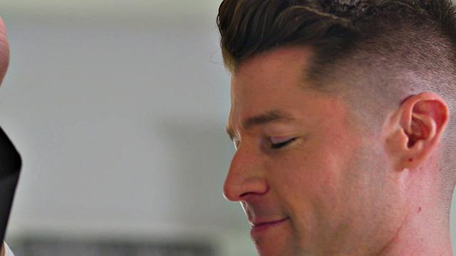 накачанный любовник изменяет с личным поваром