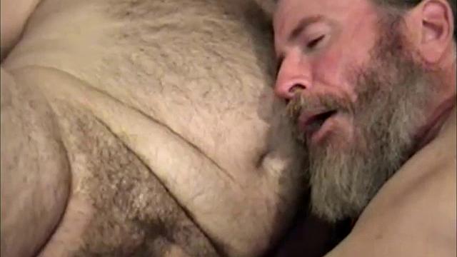 Марс и Лонни дрочат и сосут друг другу по-взрослому, зрелый гей-секс для настоящих мужчин.