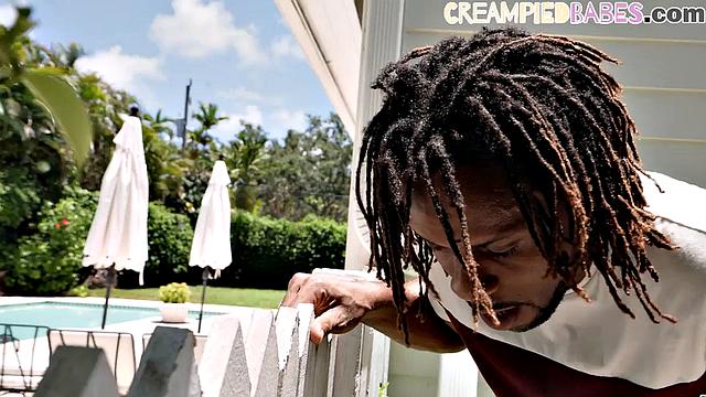 Рыжая с аппетитной жопой скачет на большом черном члене, пока он не доводит её до экстаза.