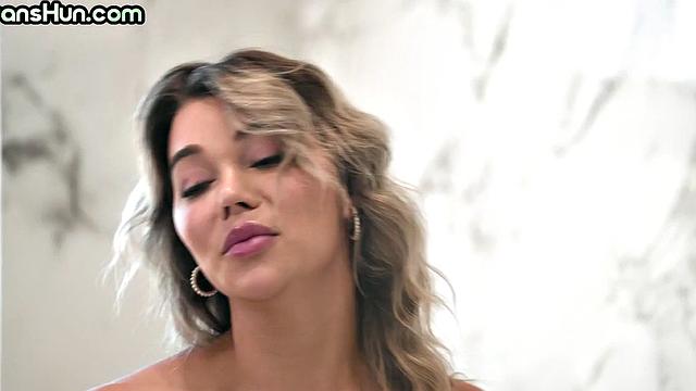 Trans hun seducing her GF after shower with pussy licking