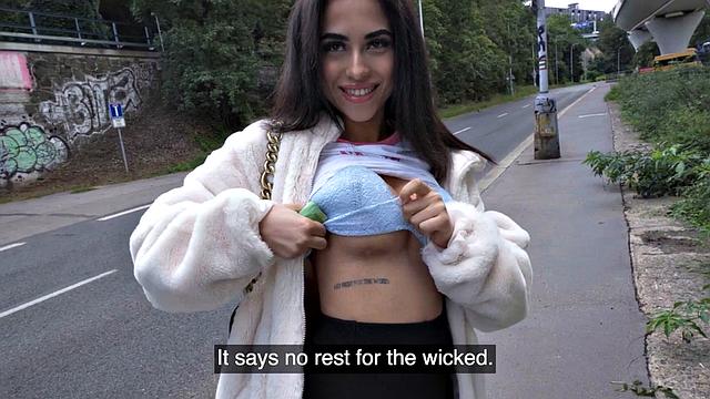 шлюха на улице жадно принимает огромный хер в мокрую пизду