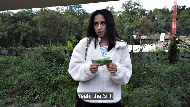 шлюха на улице жадно принимает огромный хер в мокрую пизду