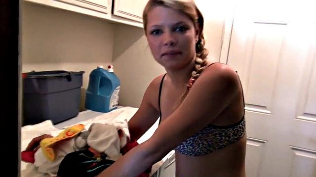 Литтл Тейлор не может устоять и дрочит свою узкую киску на стиралке