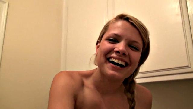 Литтл Тейлор не может устоять и дрочит свою узкую киску на стиралке