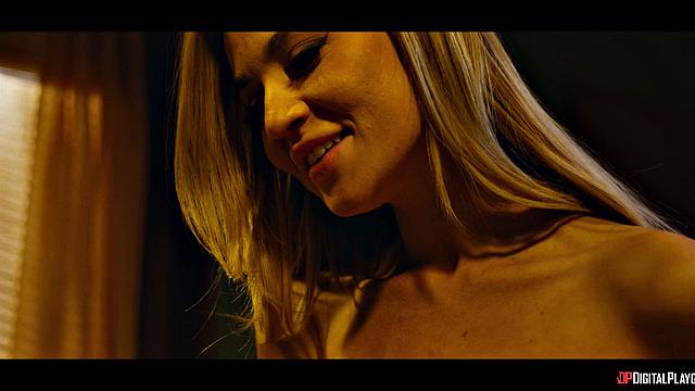 Блондинка-агент Ванесса трахается с клерком после напряжённого дня в мотеле расследования убийств.