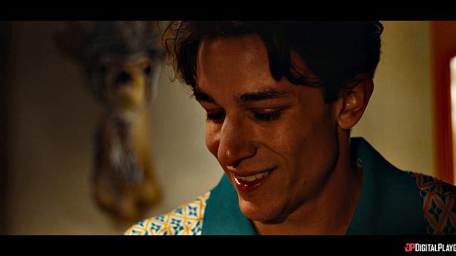 Блондинка-агент Ванесса трахается с клерком после напряжённого дня в мотеле расследования убийств.