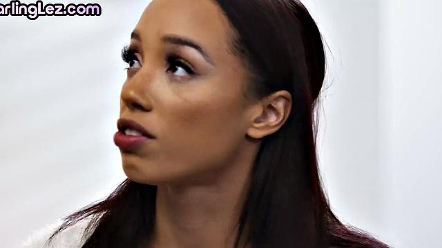 Cute ebony babe scissoring in lesbiains 3way