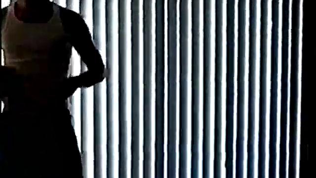 Тони не сдерживается и кончает от страстной дрочки