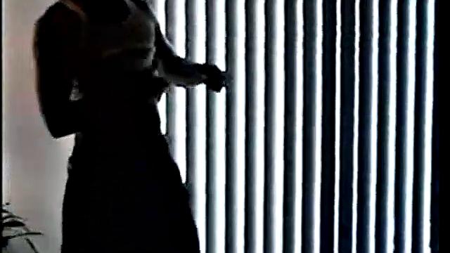 Тони не сдерживается и кончает от страстной дрочки