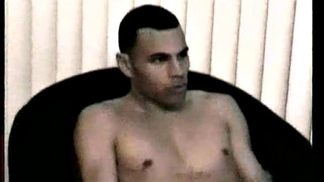 дино дрочит свой член и кончает на камеру