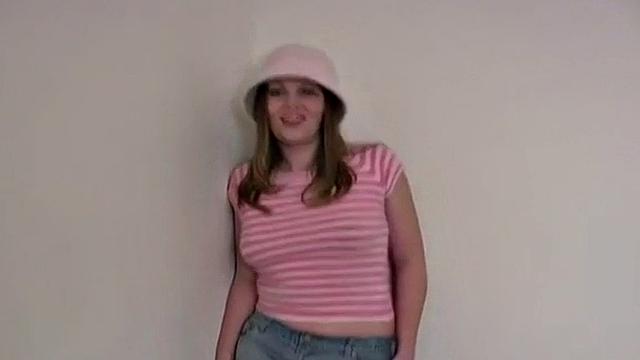 Джулианн яростно отсасывает на крупном плане и ловит всю сперму