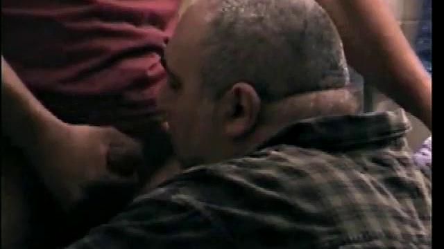 зэк кончает мне на лицо после дрочки