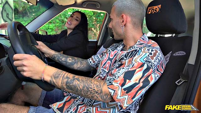 Смотри, как Горан трахает двух зрелых красоток в машине и наказывает обеих по полной программе!