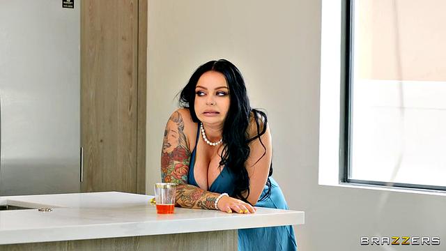 Смотри, как Payton Preslee соблазняет гостя на свадьбе и трахает его по полной программе в укромном уголке.