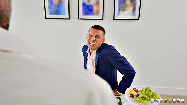 Смотри, как Payton Preslee соблазняет гостя на свадьбе и трахает его по полной программе в укромном уголке.