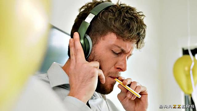 Смотри, как Payton Preslee соблазняет гостя на свадьбе и трахает его по полной программе в укромном уголке.