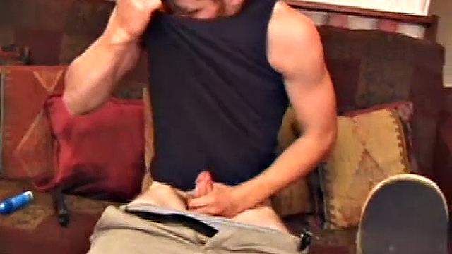 Скейтер Кайлер любит поразвлечься на доске и в трусах - вот кто знает толк в удовольствиях