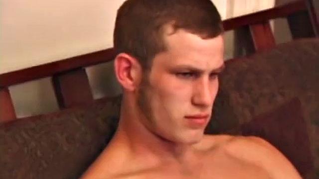 Скейтер Кайлер любит поразвлечься на доске и в трусах - вот кто знает толк в удовольствиях