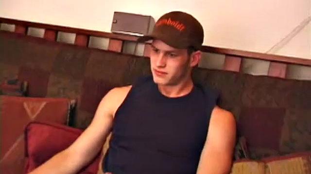 Скейтер Кайлер любит поразвлечься на доске и в трусах - вот кто знает толк в удовольствиях