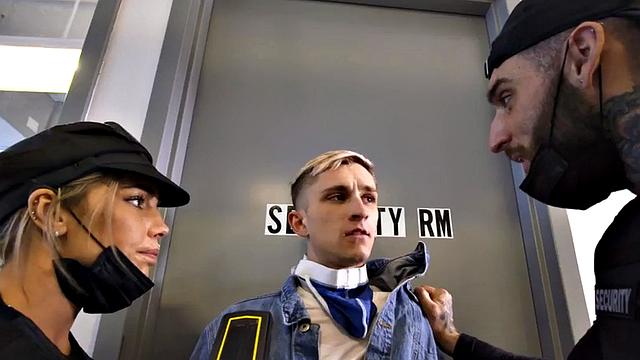 би-пара копов жарко трахается с татуированным парнем втроём