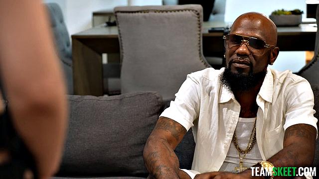 Смотри, как Sia Wood соблазняет модника и ведет игру в постели