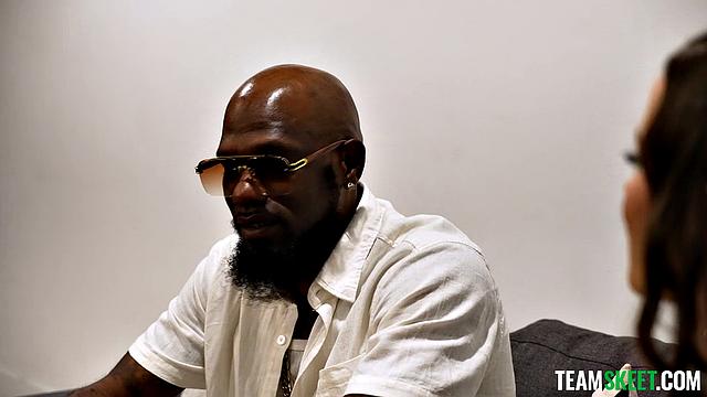 Смотри, как Sia Wood соблазняет модника и ведет игру в постели