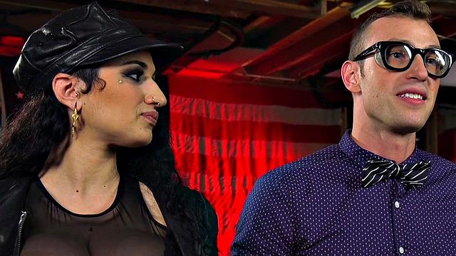 доминирующая милфа в кожаном белье заставляет раба лизать ей жопу