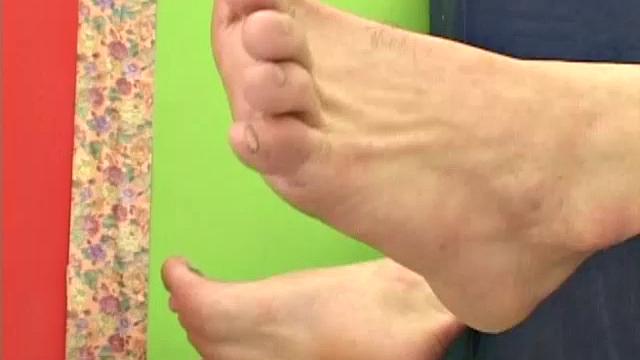 Латино красавчик Саул дрочит свой огромный член и кончает