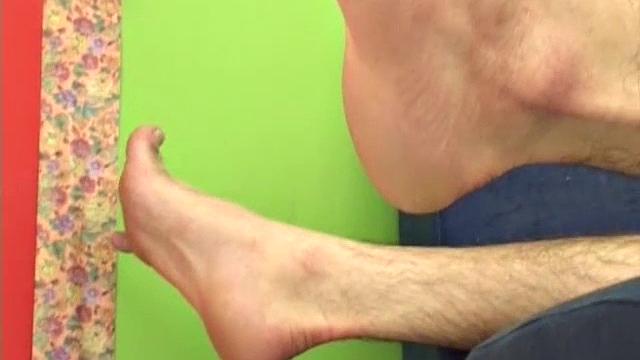 Латино красавчик Саул дрочит свой огромный член и кончает