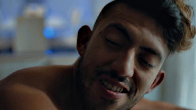 Чёрный качок трахается с мускулистым парнем без резинки