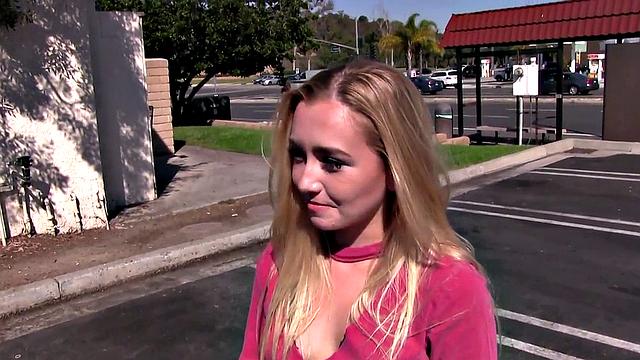 озорная блондинка скачет на дедуле, будто на родео