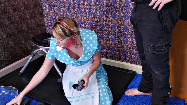 Throat wifey washes out her mouth