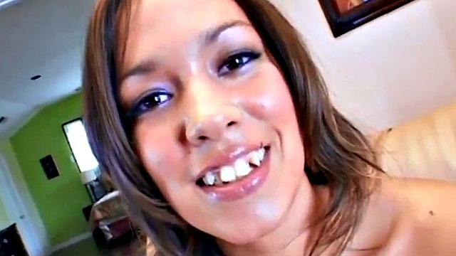 взрослая брюнетка скачет на старшем мужике и ловит сперму на лицо