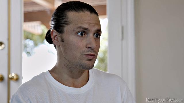 Жена выдает горячий перепих с любовником прямо в гостиной, пока муж на работе - Savannah Bond и Jay Romero устроили настоящее шоу для любителей запретного секса.