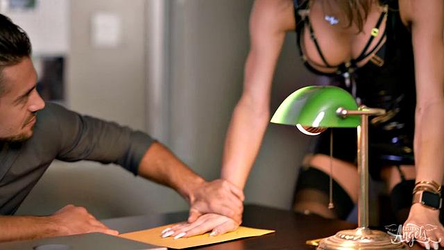 Порношпионка Jade Venus: обломала охрану и драла Данта прямо на столе!