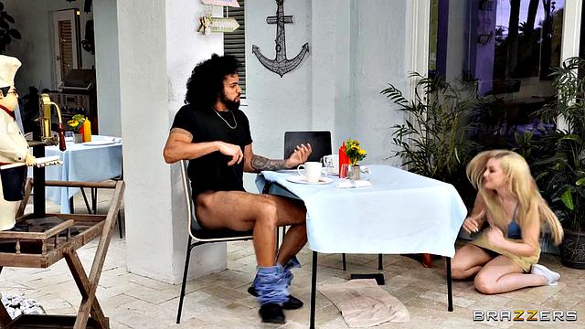 Бывшая официантка устроила минет за ужином, а потом затаскала в туалет - блондинка Блейк Блоссом не верит в "прошло и забыто".