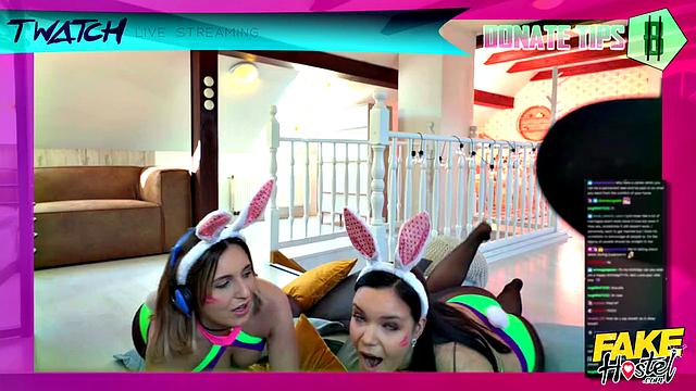 Две зрелые стримерши с огромными сиськами трахаются с хозяином в хостеле, сквирт и двойной минет на камеру.