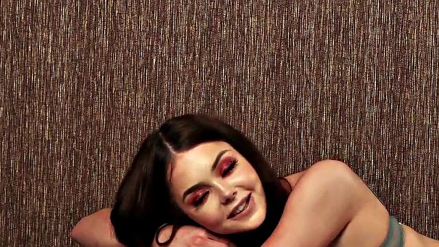 любопытная в белье и на шпильках устроила шоу для фартового перца