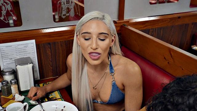 Абелла Дейнджер скачет на члене в туалете ресторана