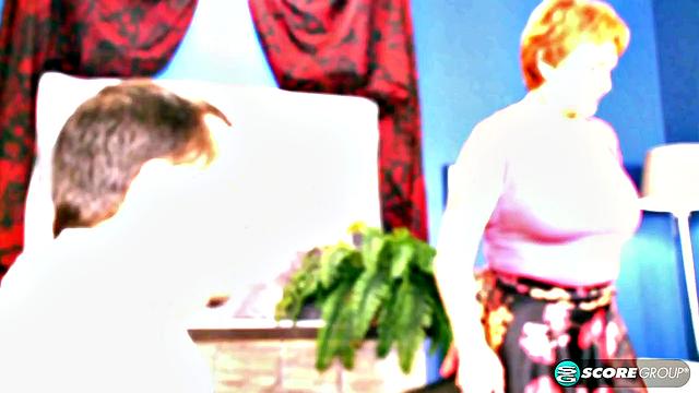 Зрелая блондинка Валери в колготках получает сочный кремпай от молодого любовника