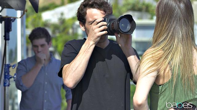 Джиллиан Джансон раздразнила фотографа и отсосала до капли спермы на фотосессии.