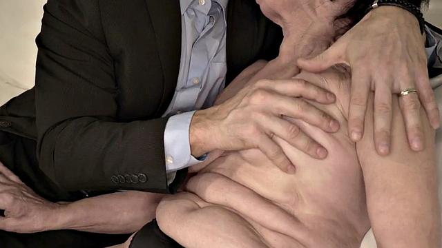 волосатая зрелая с большими сиськами получает жёсткий трах от парня