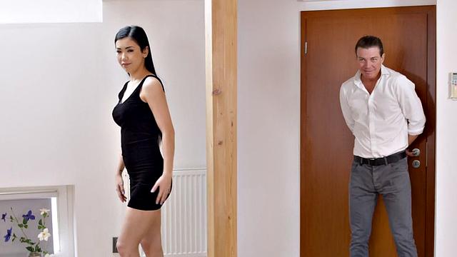 азиатка с упругой грудью трахается с белым парнем в спальне