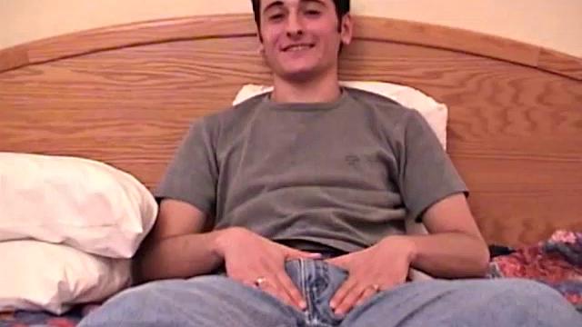 Логан дрочит толстый член под объективом тёти Боба