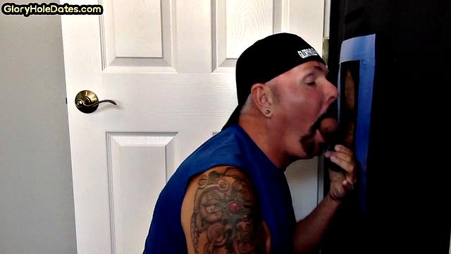 татушный зрелый мужик на глори-холе ловит сперму с аппетитом