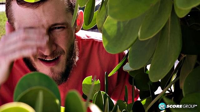 Мэгги Грин в бикини показывает пышную грудь и скачет на члене до оргазма