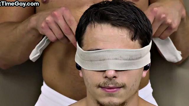 гей отсасывает слепому натуралу до кончи