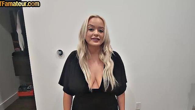 Изменщица с большими сиськами трахается по телефону на POV